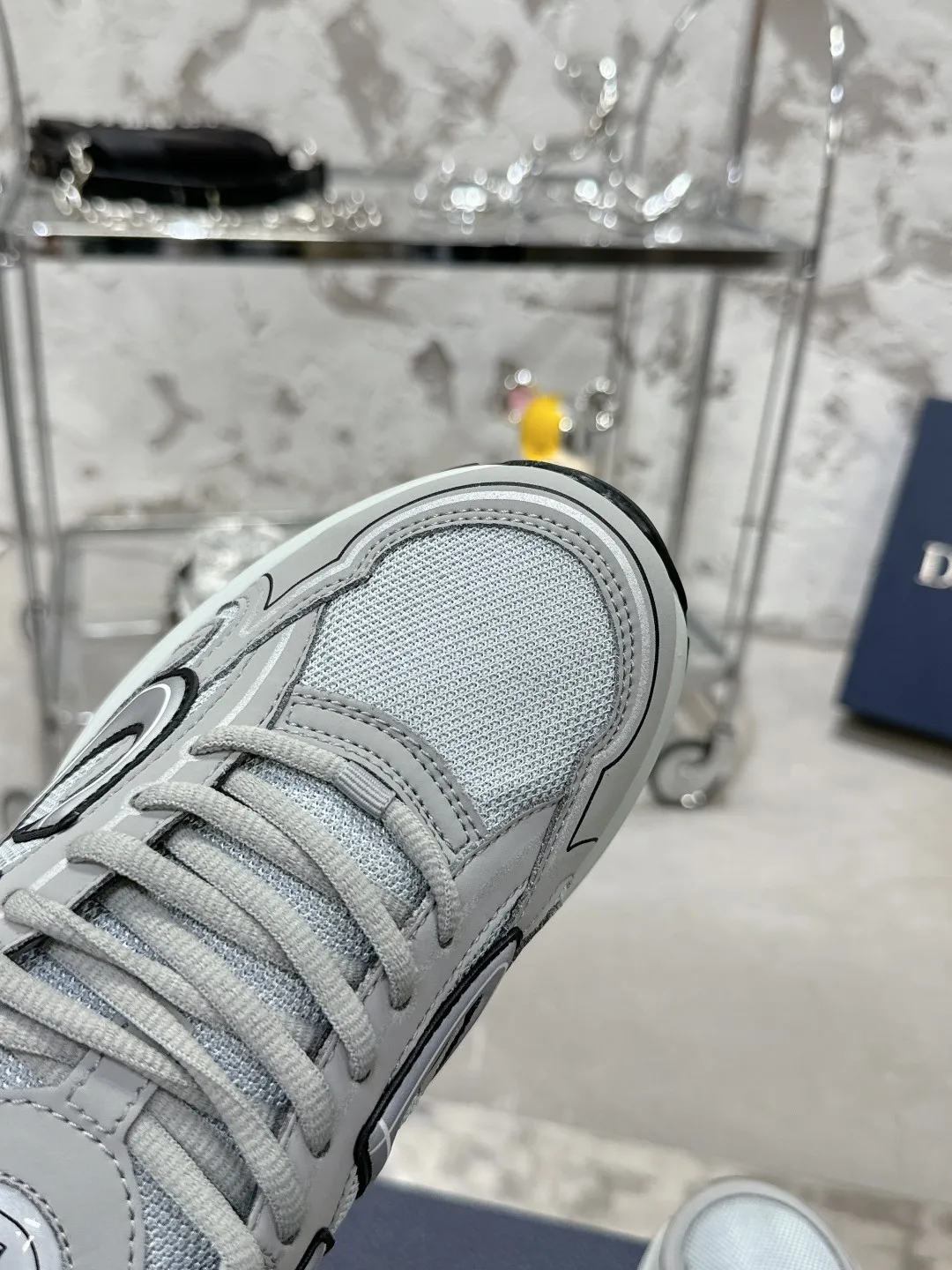 Men's men's shoes 💰600❤️❤️❤️High version Dior Dior's latest color matching B30 series reflective dad sneakers original 17380💰 purchased for development and production Brand new B30 sneakers Dad Shoes style shoes that follow the trend of the retro market The Dior logo on the tongue also indicates that this pair of shoes is the B30 model! B30 uses fine-textured leather and mesh cloth materials to form a shoe body. There are conspicuous letters CD on both sides of the shoe body to indicate identity. Many lines on the shoe body outline details to make the shoes look less monotonous and full of retro flavor. The delivery counter is exquisitely packaged🛍📦 ▪️Fabric: Original customized technical fabric + mesh ▪️Inner lining: Customized breathable lining ▪️Outsole: Original molded IP foam + TPU outsole ▪️Sole thickness: 3.5CM ▪️Size: Women’s size 35-40 / Men’s size 39-46